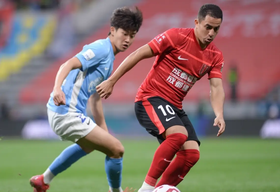 中超职业足球比赛强势展开，各支队伍拼尽全力争胜的简单介绍