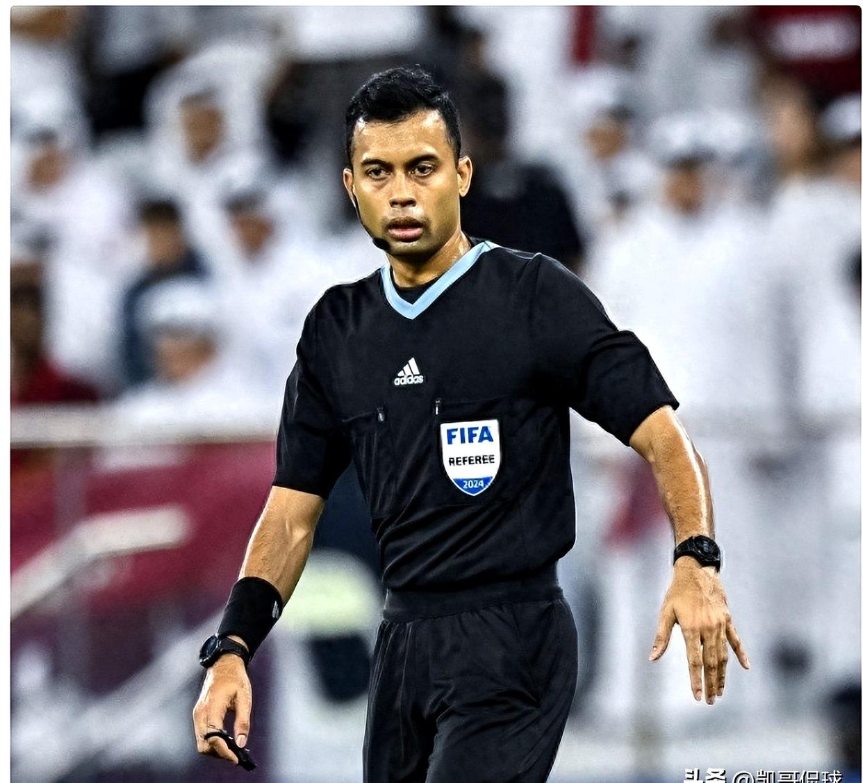 裁判判罚引争议，比赛纷争不断