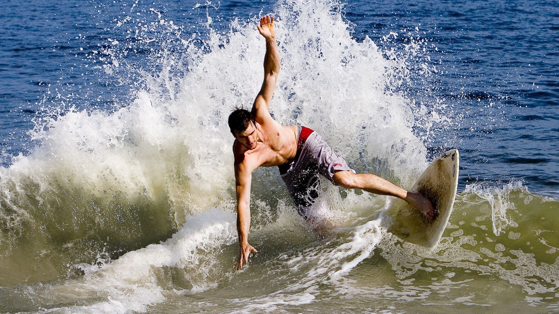 F1新赛季揭幕战之夜，卡瓦哈尔彻底打爆防线，速度与激情的双重奏